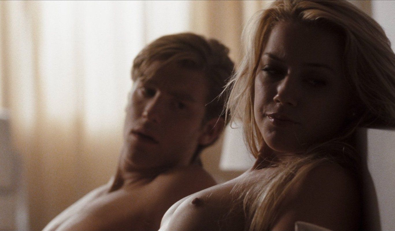 Целиком голая Эмбер Херд в интимных сценах из кино.