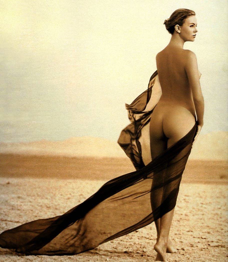 Шарлиз Терон фотографируется голой для "Плейбой" (1999) .