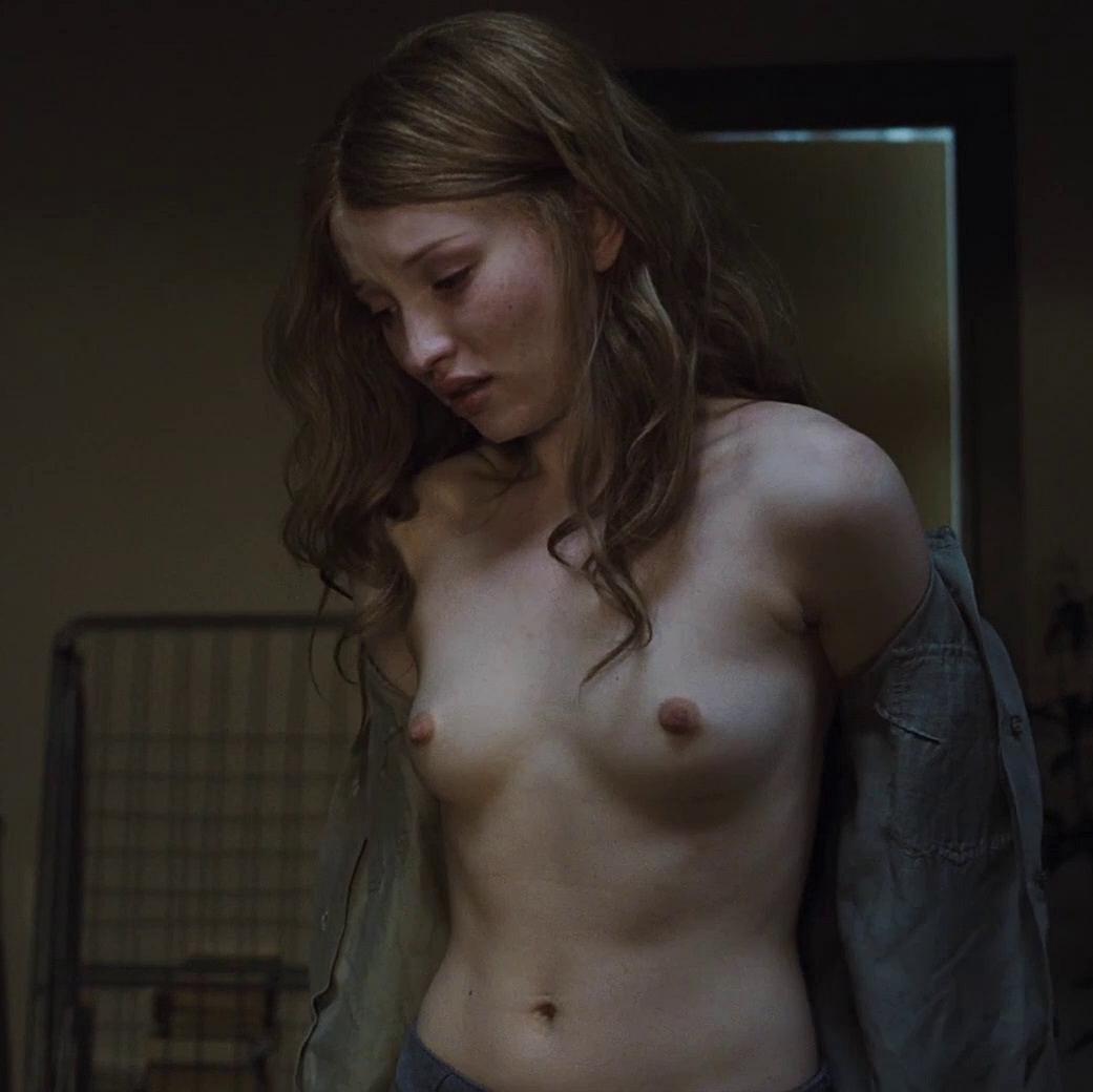 Полностью голая Эмили на стоп-кадрах из фильма "Спящая красавица"...