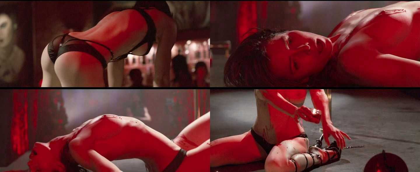 Голая грудь Джессики Бил на съемке эротического танца в фильме.