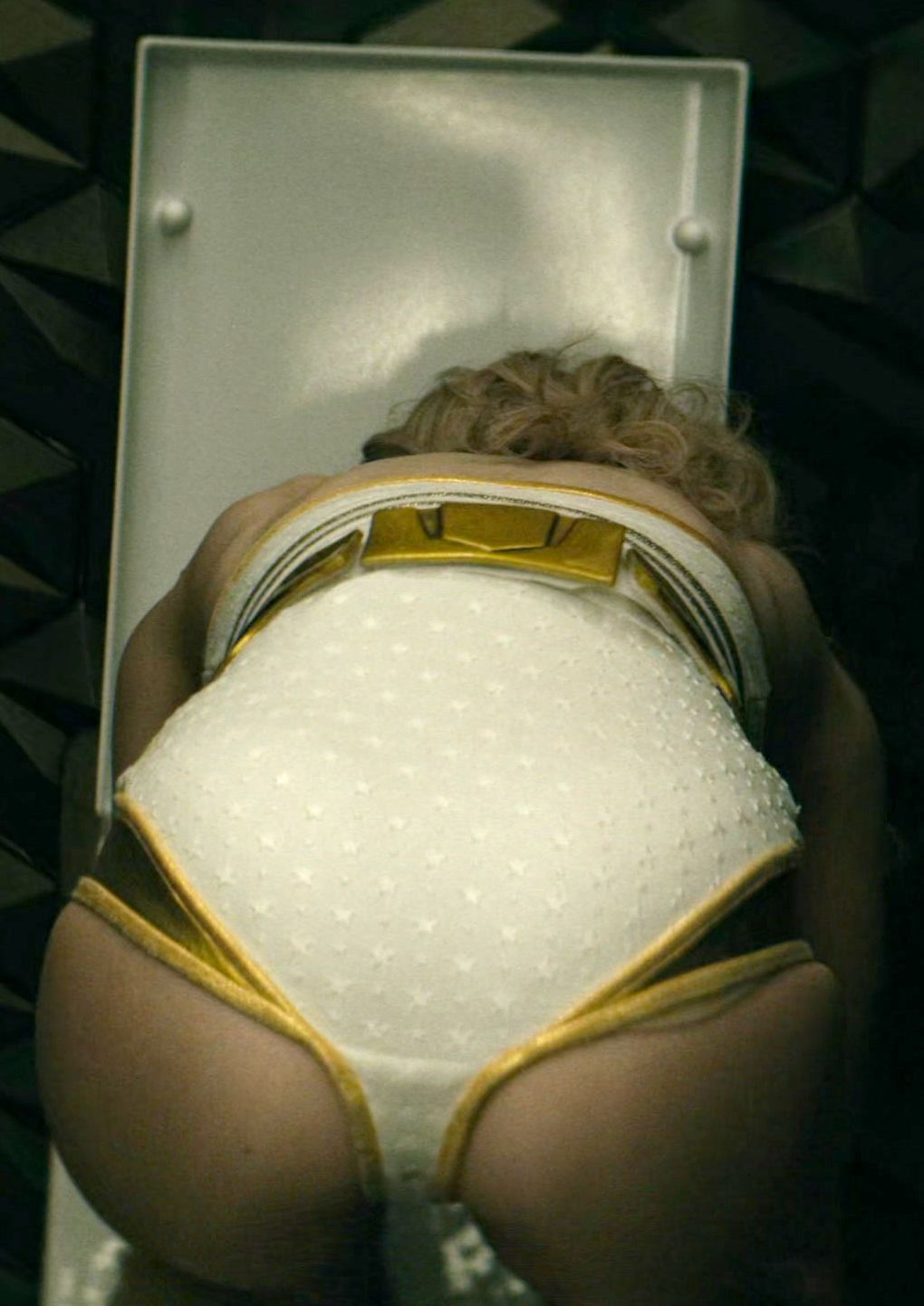Обнаженная грудь Эрин Мориарти на стоп-кадрах из фильмов.