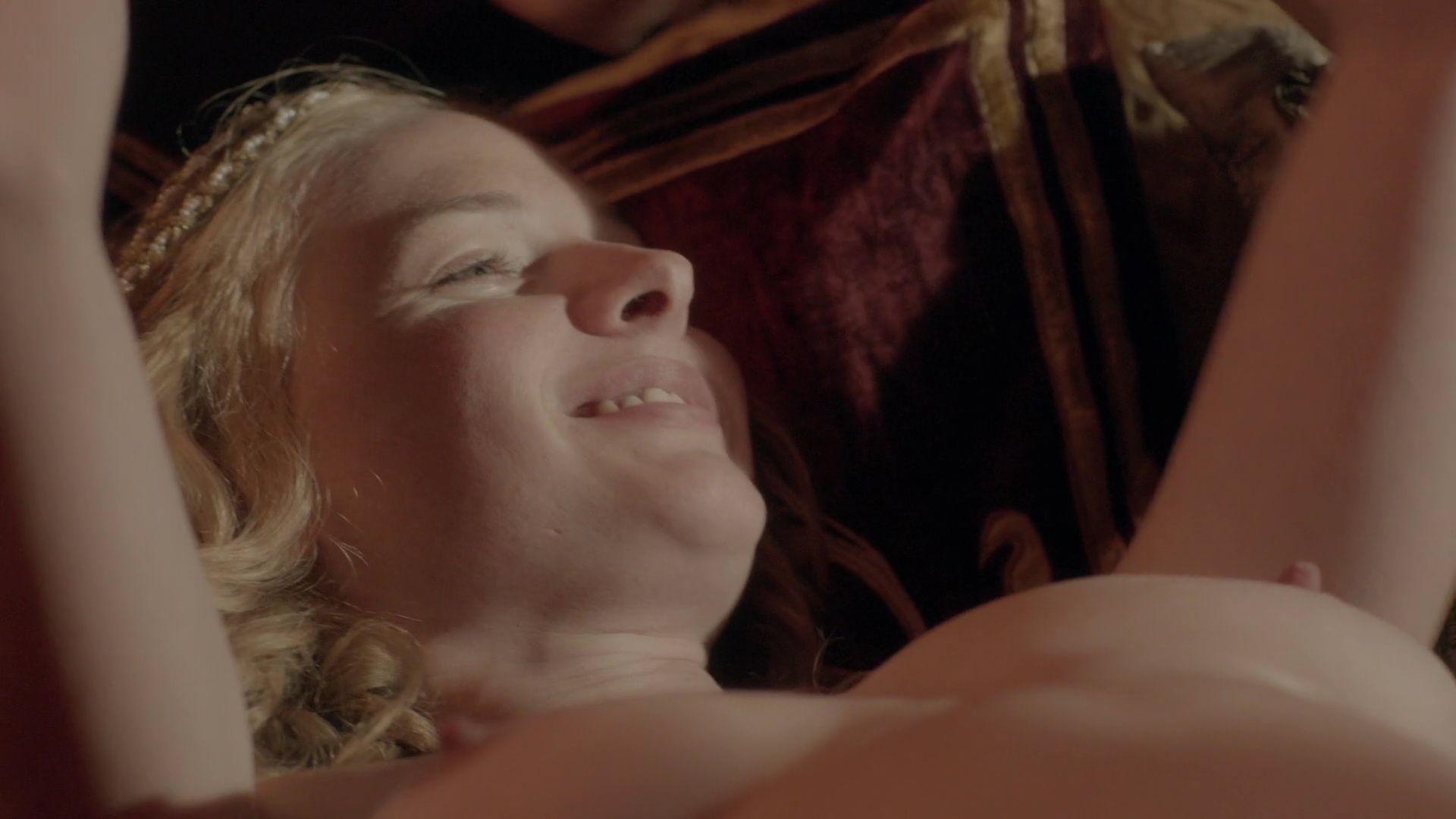 Ребекка Фергюсон в сериале "Белая королева" показала голую грудь.