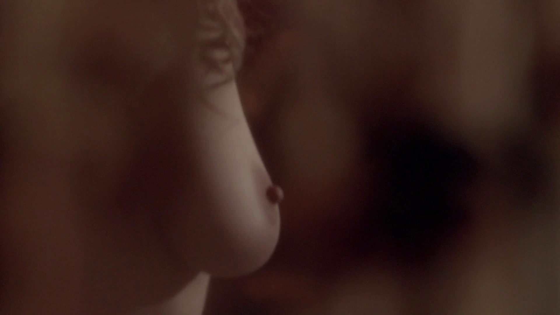 Ребекка Фергюсон в сериале "Белая королева" показала голую грудь.
