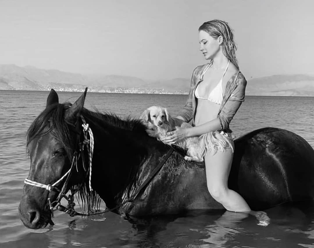 Фотосессия Аллан на лошади в купальнике.