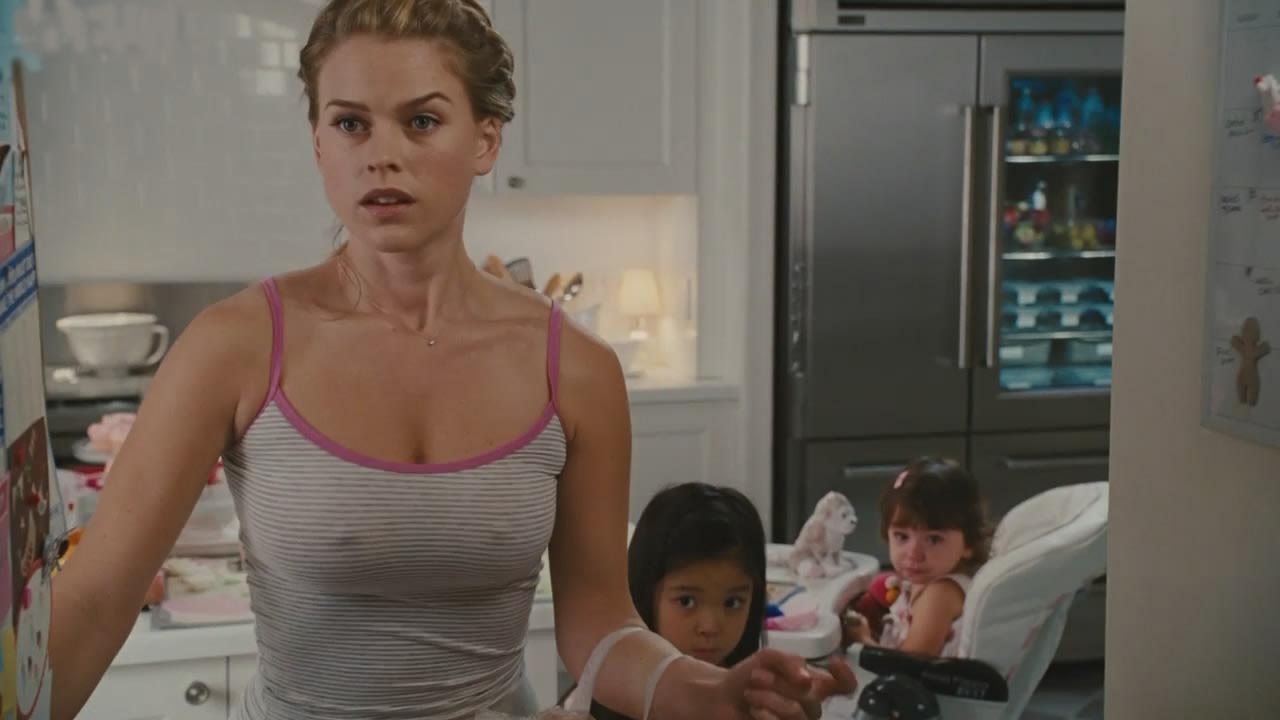 В фильме "Секс в большом городе 2" актриса Элис Ив показала голую грудь.