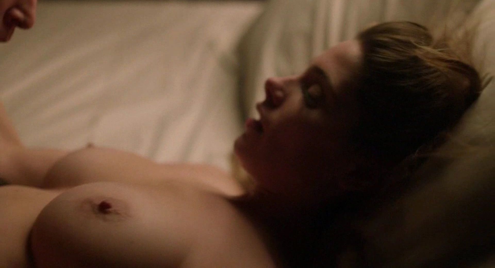Обнаженная грудь Эшли в постельной сцене из фильма.