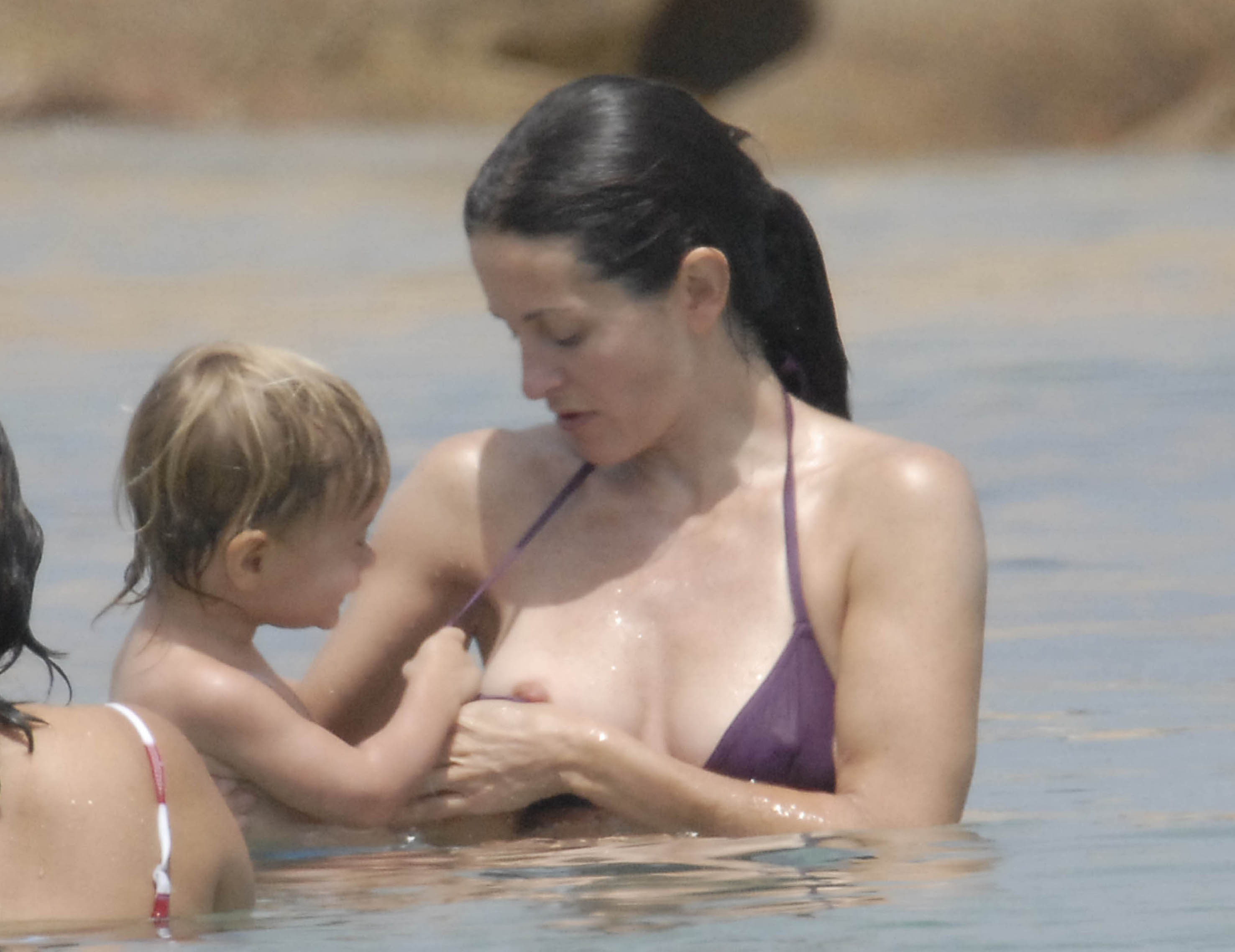 голая мама с ребенком на пляже фото фото 19