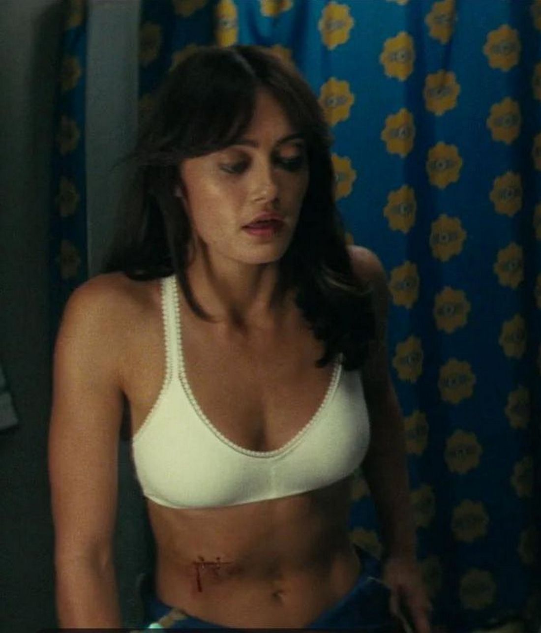 Элла Пернелл в нижнем белье на стоп-кадрах из тс "Фоллаут" и дру...